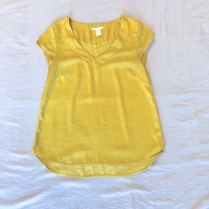 H&M Popover Short Sleeve Blouse in Mustard Yellow.  Size 2.